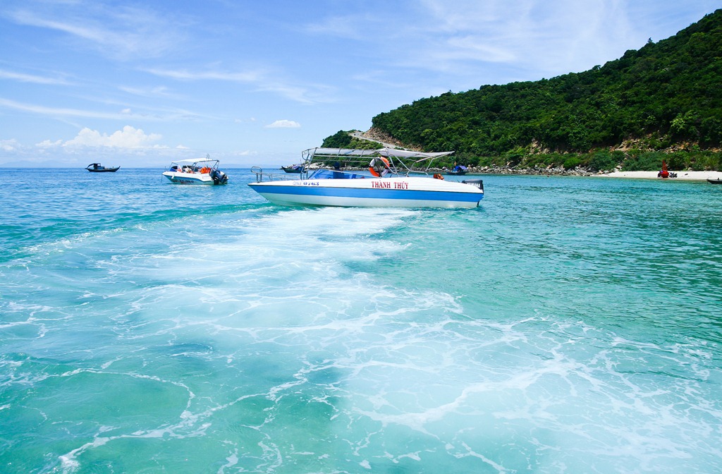 Travelling by speedboat to Cu Lao Cham island