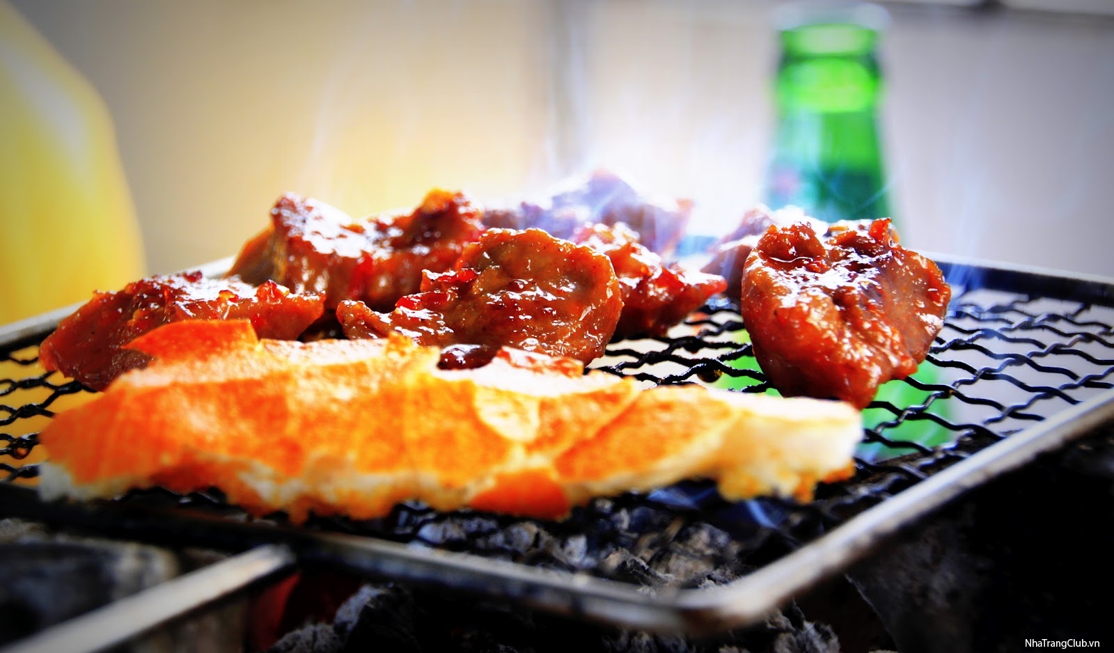 "B&ograve; nướng lụi" with a slice bread