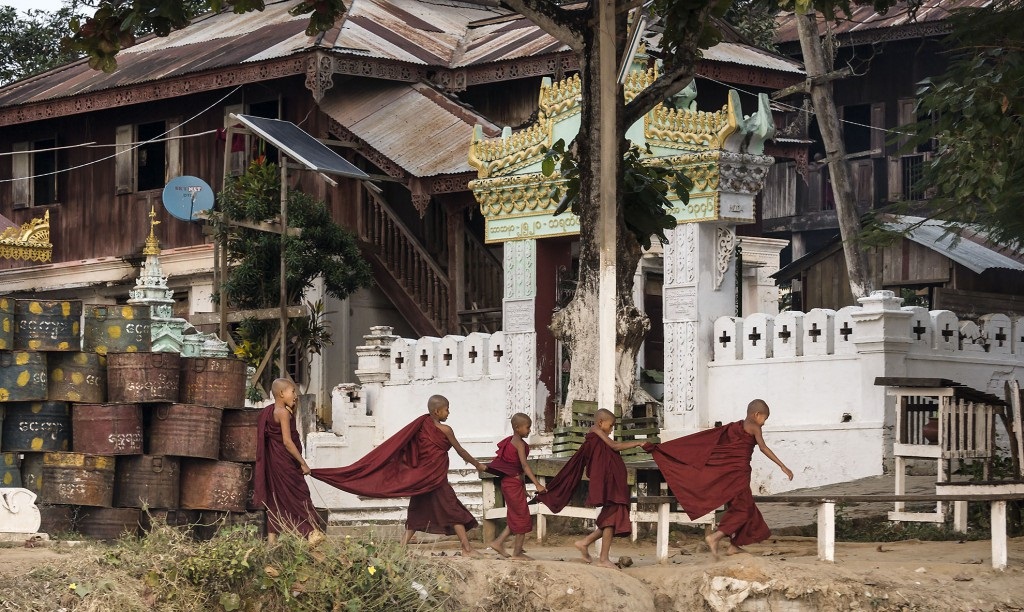 Go around Mandalay and discover its rich culture