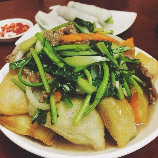 "Pregnant noodle" served with stir fried beef and vegetable