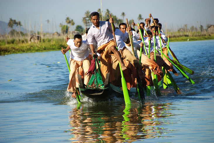 Leg-rowing boat racing