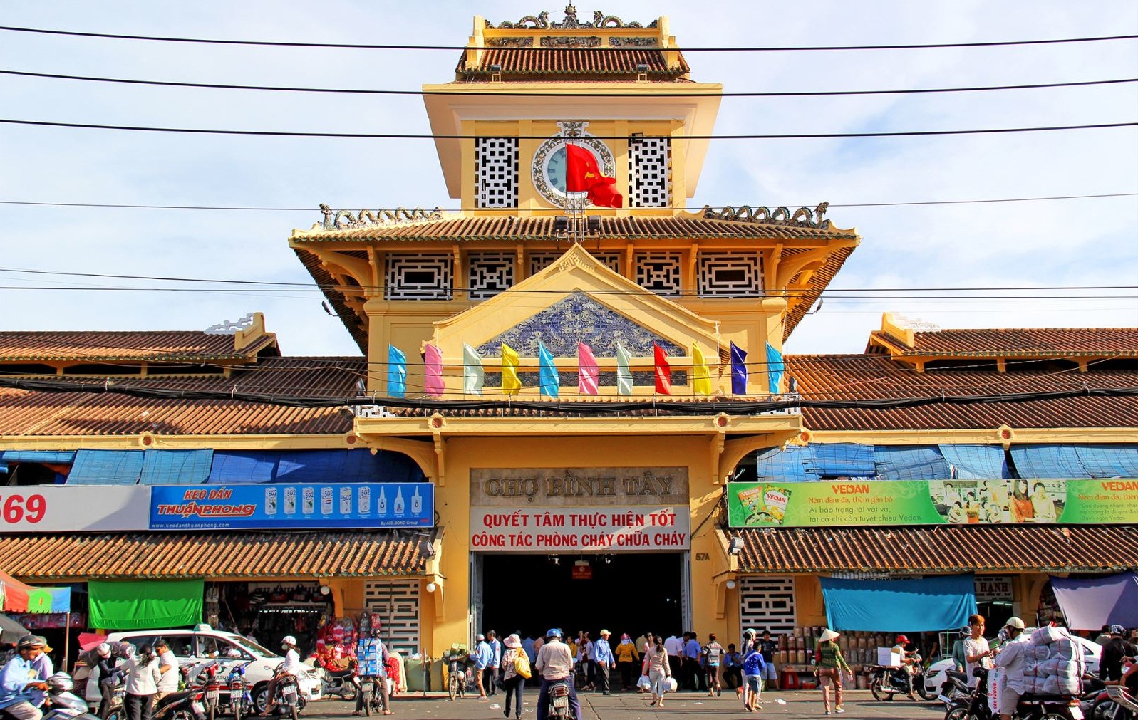 Binh Tay Market