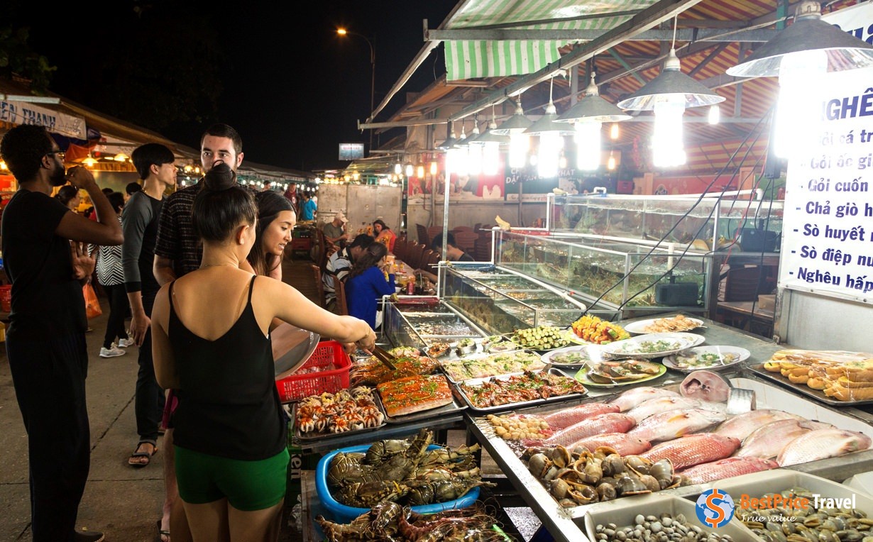 Fresh seafood in Duong Dong Night Market
