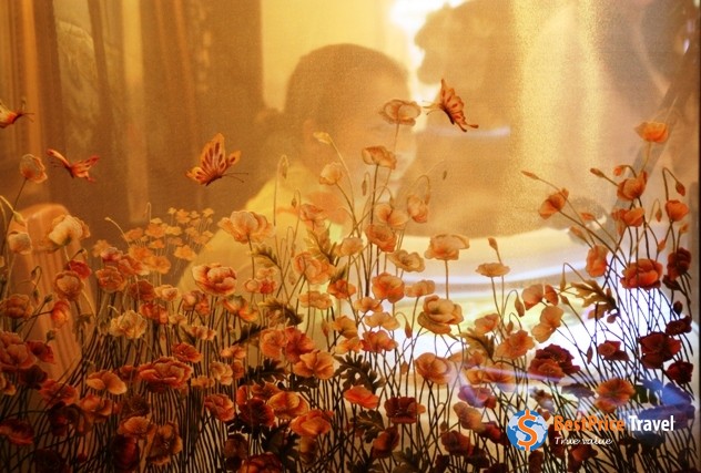 Exquisite embroidery painting made with silk threads.