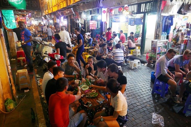 Tourists eat out late at night in Hanoi - Foodie in Vietnam