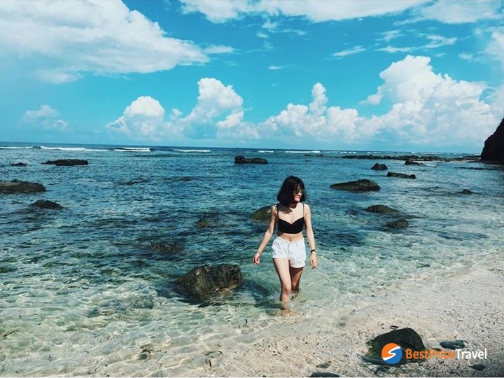 You will easily be overwhelmed by the blue Ly Son sea water