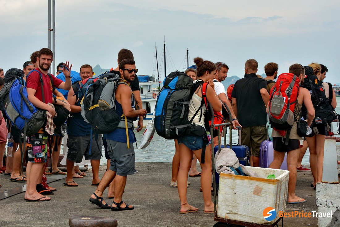 Booking Halong cruise on arrival makes you easily be cheated with no clear price and quality guarantee