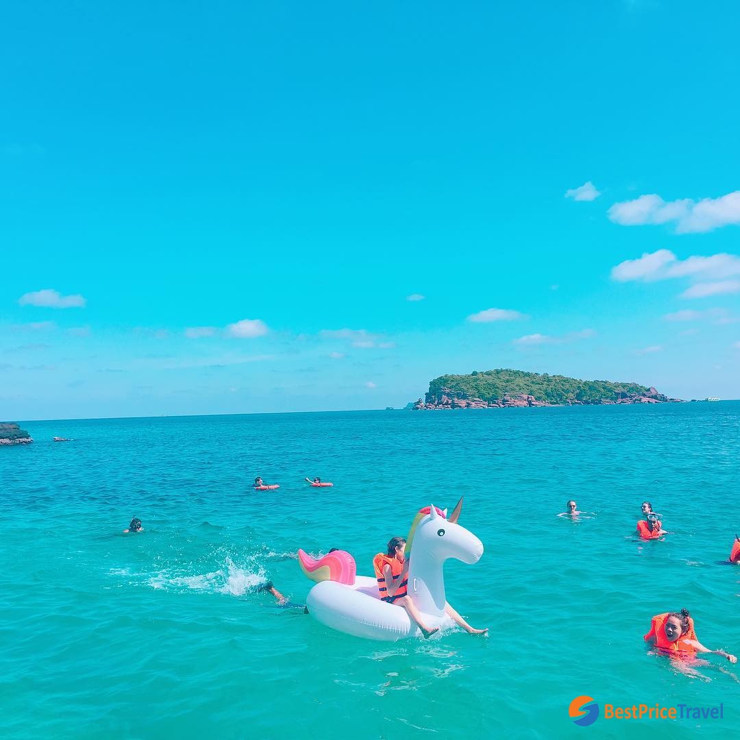 Have good time with your friends in Mong Tay Island