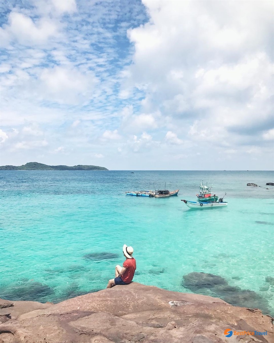 You can see the bottom of the sea Mong Tay Island