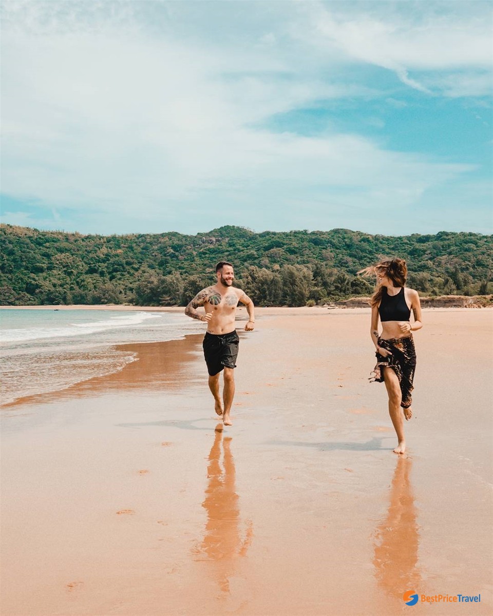 Long coastline Con Dao Island