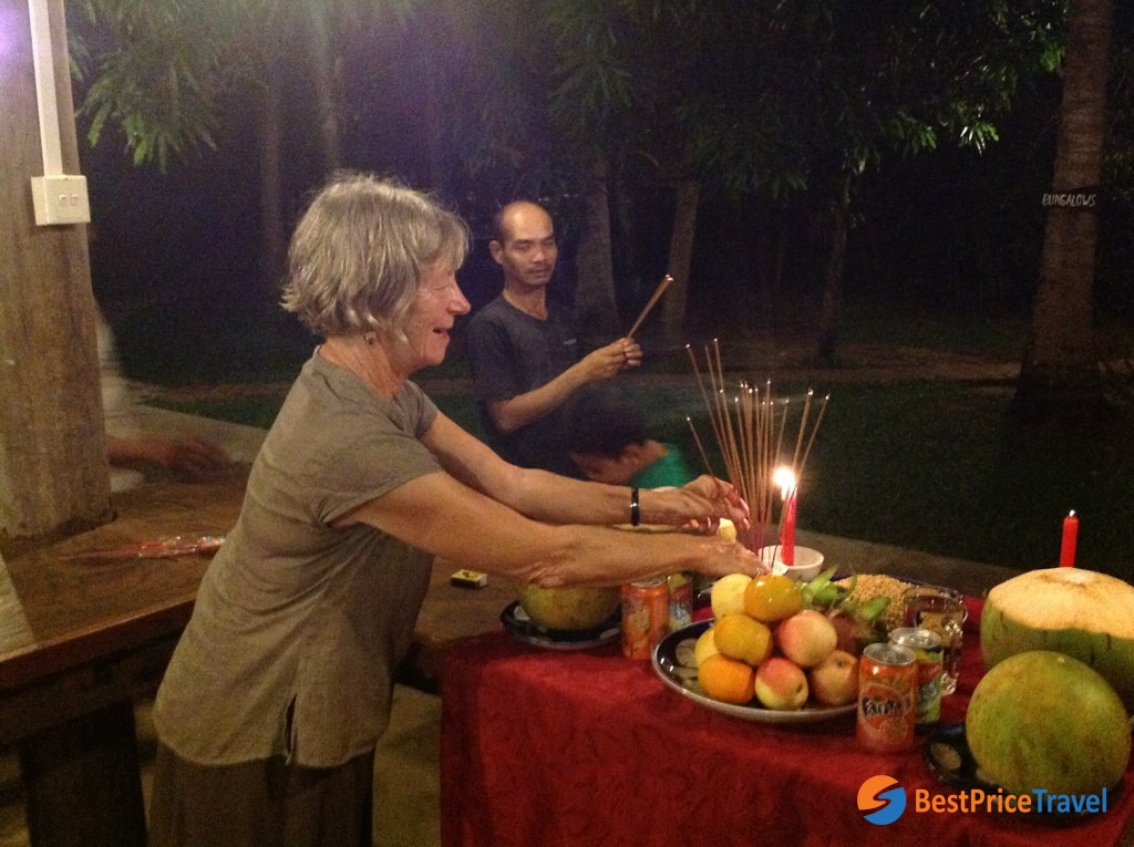 Cambodians&nbsp;worship the Moon on&nbsp;Sampeah Preah Khae&nbsp;which&nbsp;takes place on the last day of the festival
