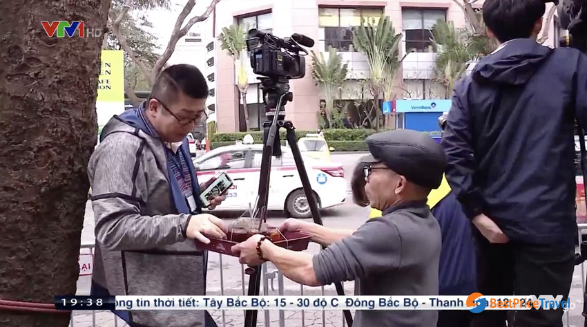 Hanoians gives international reporter free ice tea Best Things of Vietnam Through Hanoi Summit