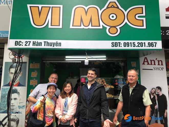 Reuters's reporters buying "Banh My" (Vietnamese Baguette) on Hanoi's street - Best Things of Vietnam Through Hanoi Summit