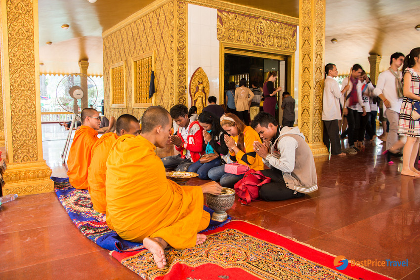 Cambodian come to shrine in Khmer New Year