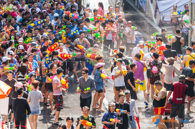 Water-fighting crowd in Songkran festival