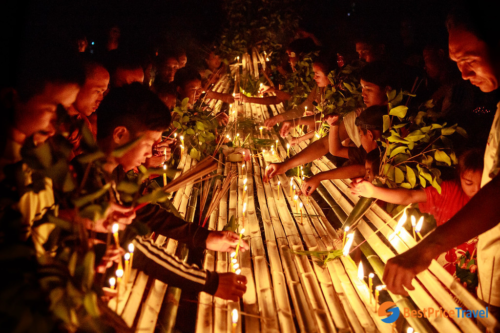 The Laotian people are lighting the candle on Awk Phansa Day