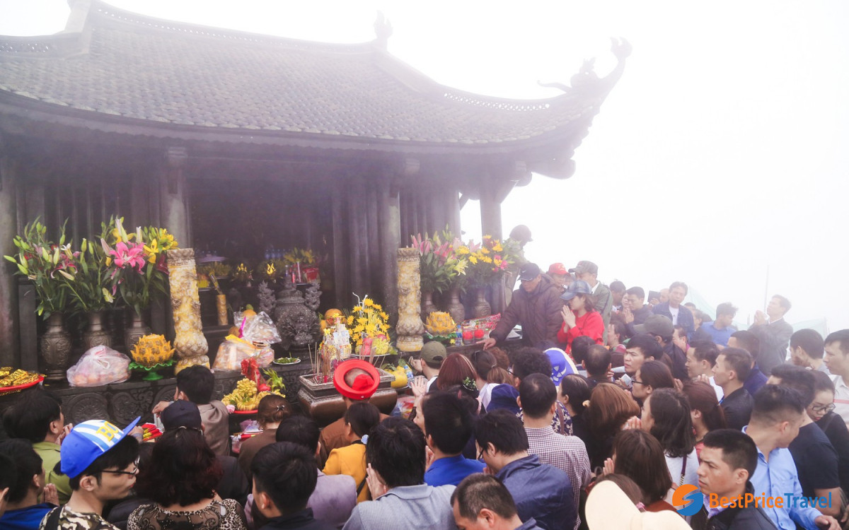 Worshiping In Dong Pagoda