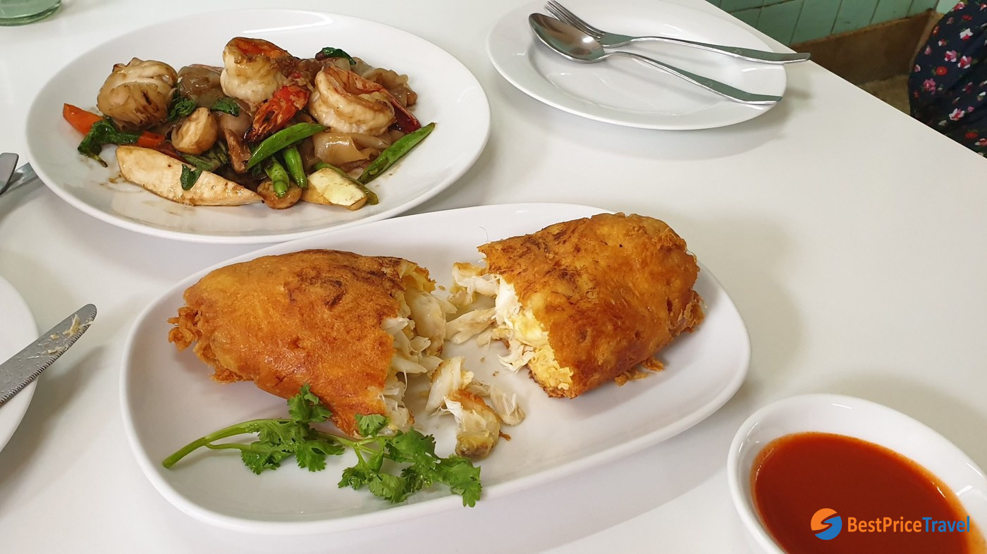 The famous crab omelet for Michelin-starred cuisine in Bangkok