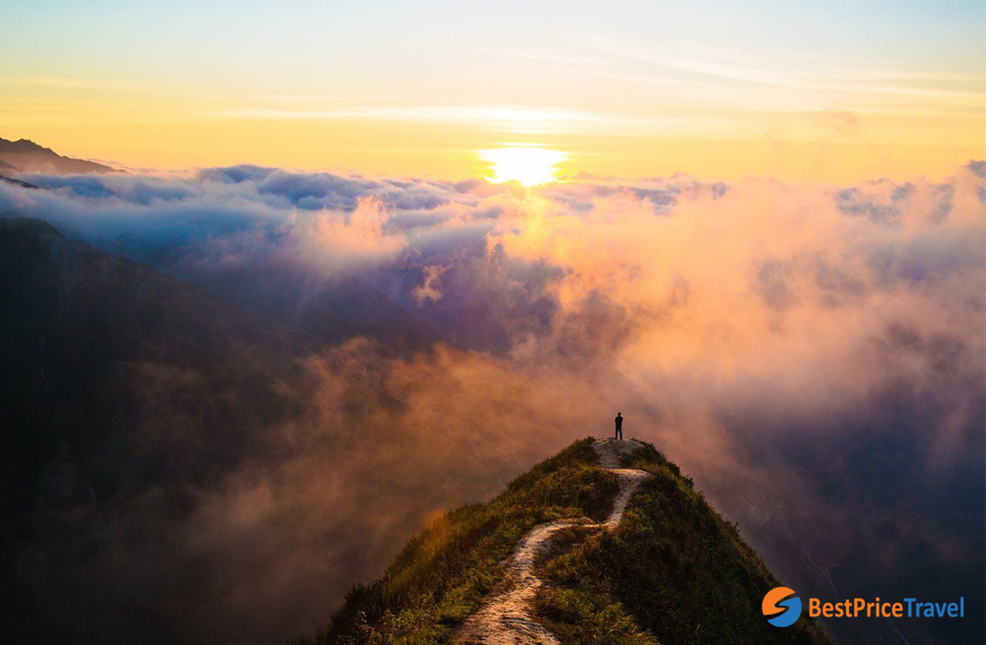 The "Dragon's back" at Ta Xua Peak in cloud hunting season