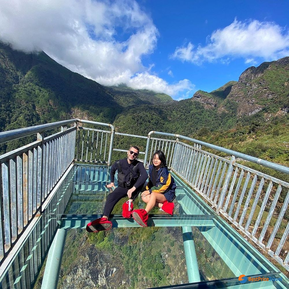 couple photo at sapa glass bridge