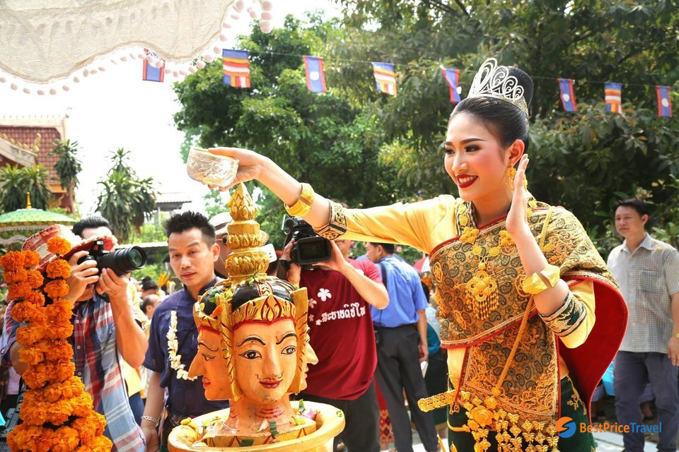 Worshiping the Buddha is an important ritual activities in Boun Pi Mai
