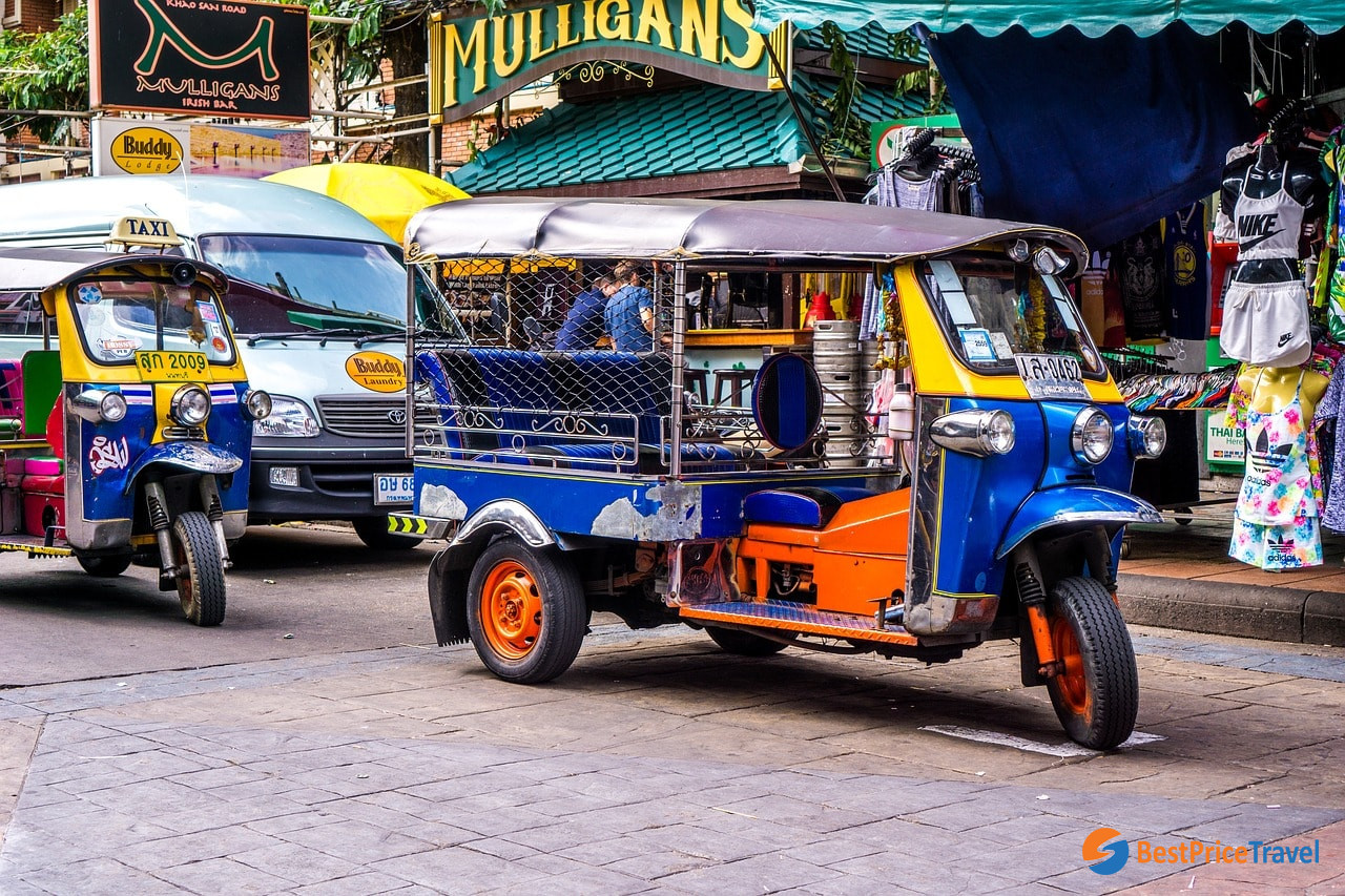 Use tuk-tuk to save for your travel in Thailand