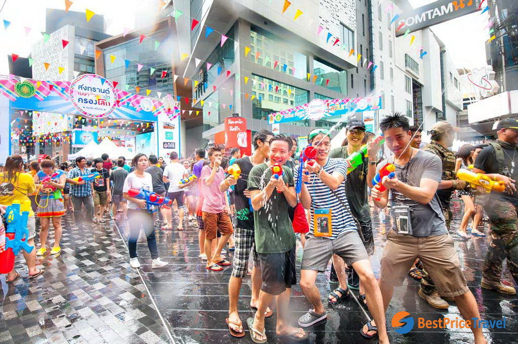 10 Best thing to do in Thailand - Songkran festival