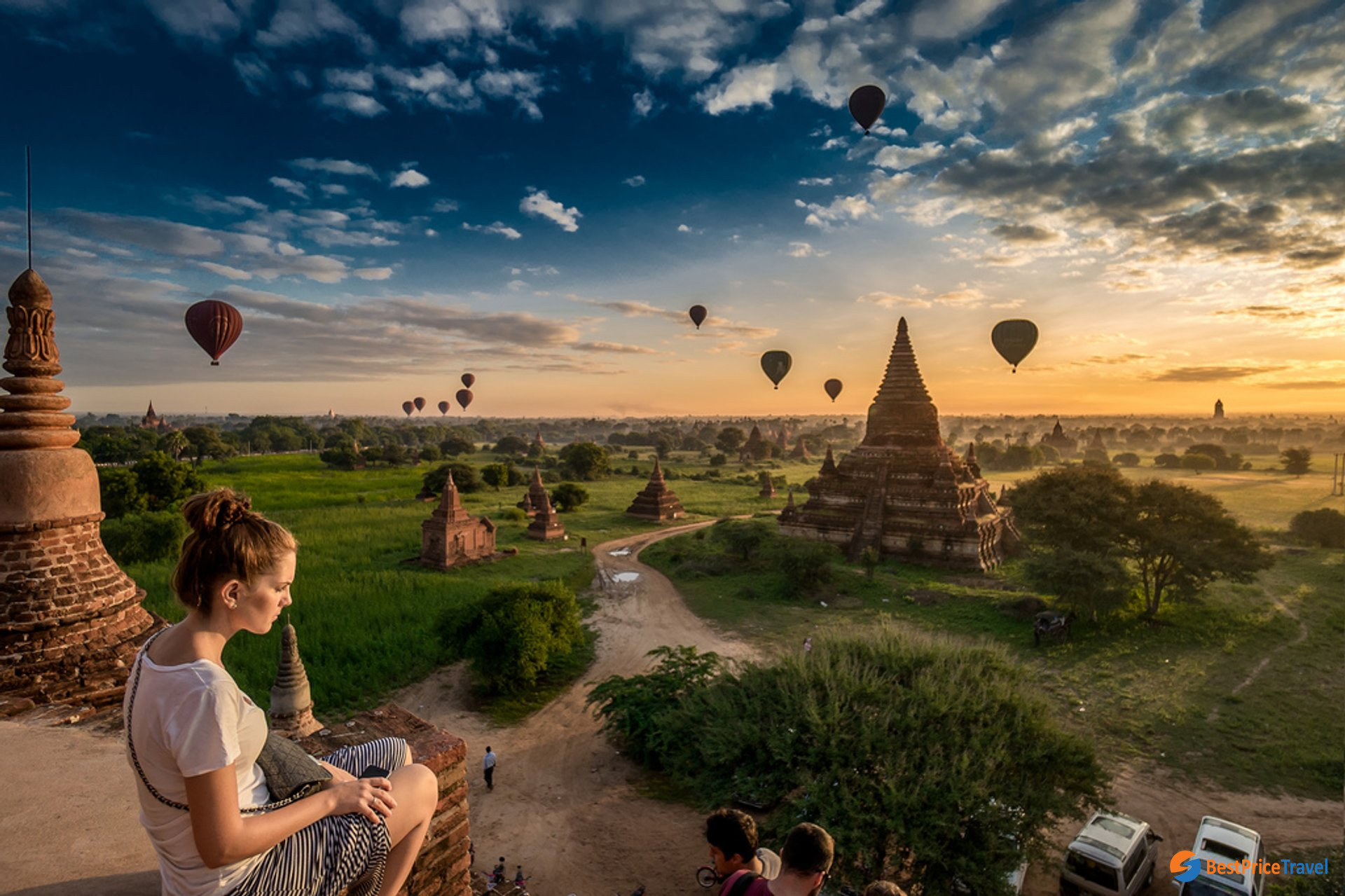 Watching balloon ride over Bagan is a budget way to save travel cost in Myanmar