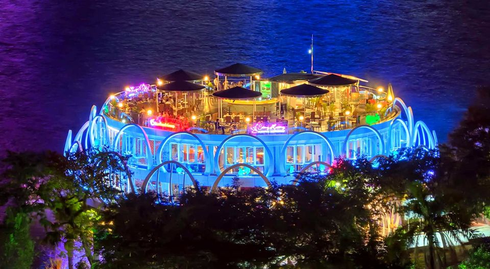 Song Huong Floating restaurant - Hue royal meal 