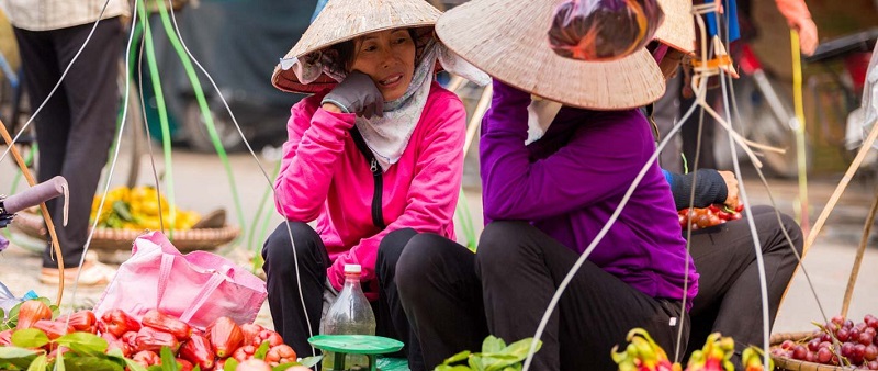 bargain while shopping in Vietnam