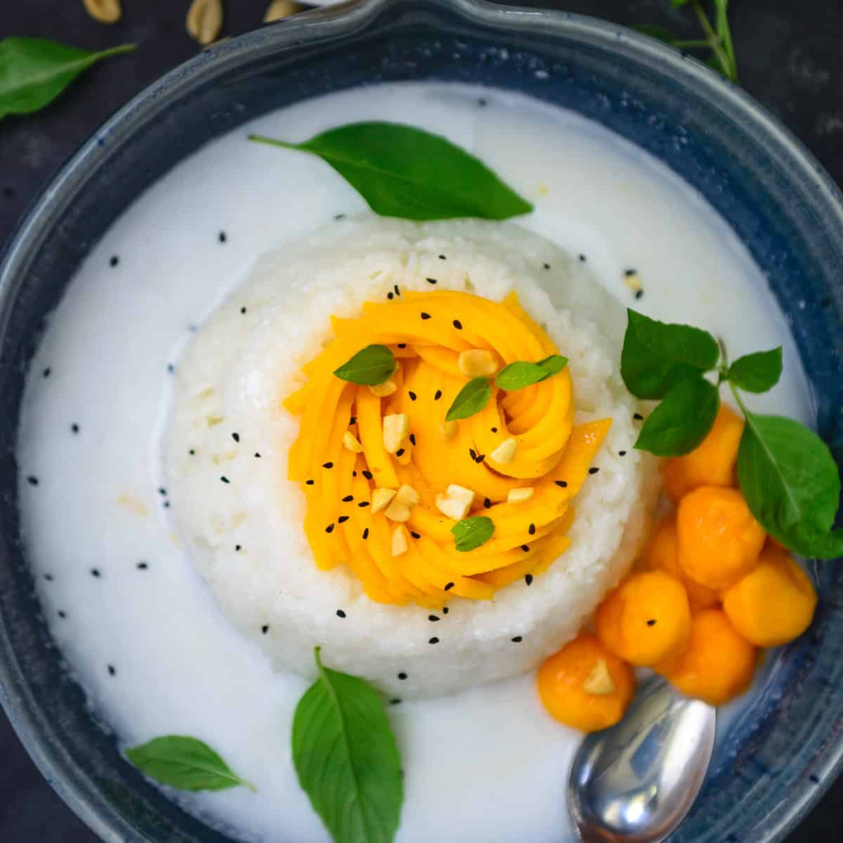 Mango Sticky Rice - Top 10 foods you must try once visiting Bangkok 