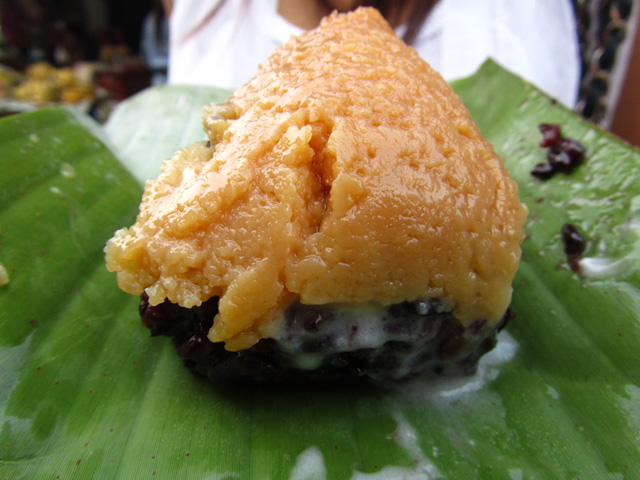 Khao Neow Dam Sang Kaya - Typical foods for a local breakfast in Thailand