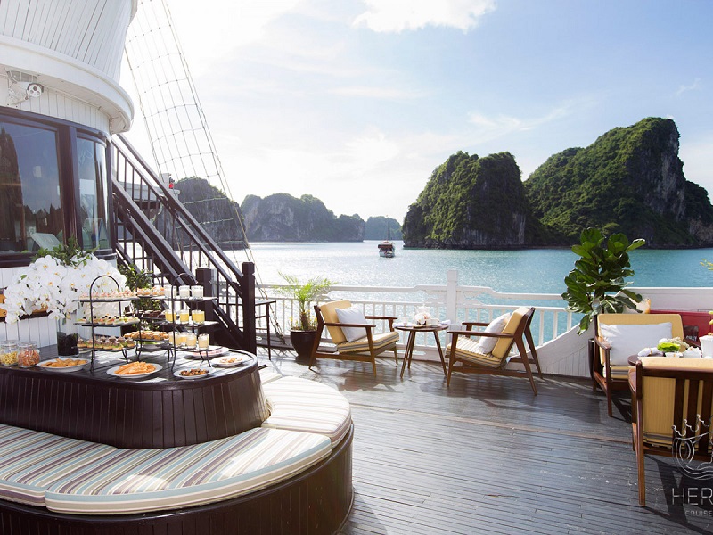 Dining on the sundeck in Hera cruise