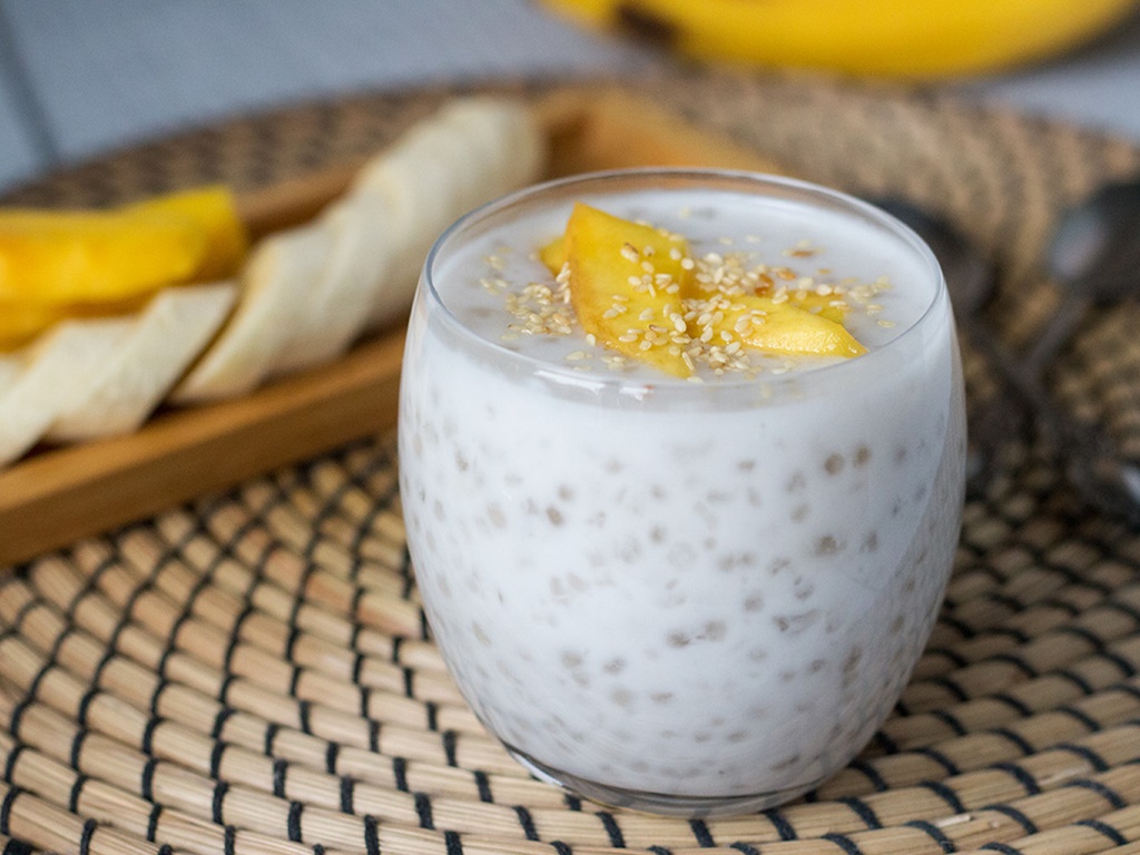 Hue sweet soup shop at Trang Tien Bridge