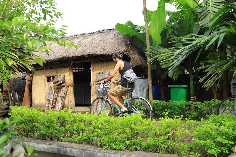 Cycling in Viet Hai village