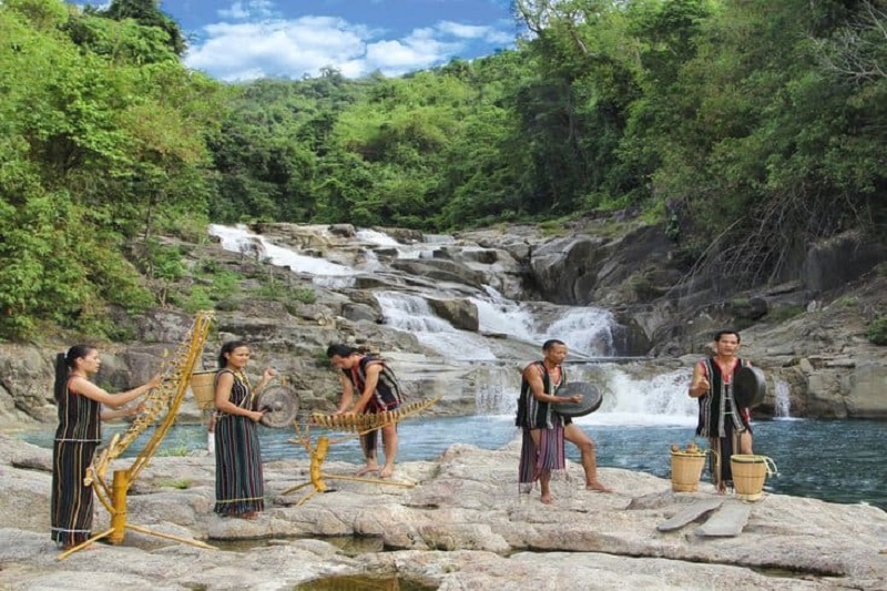 Musical performance in Yang Bay