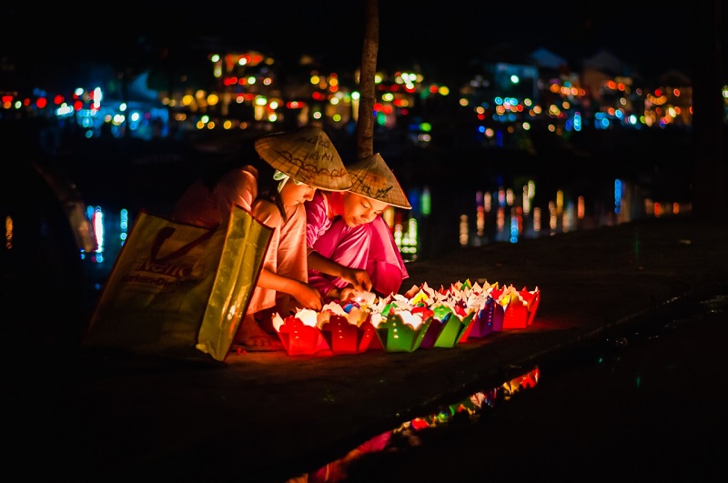 Lantern releasing at Hoian night market