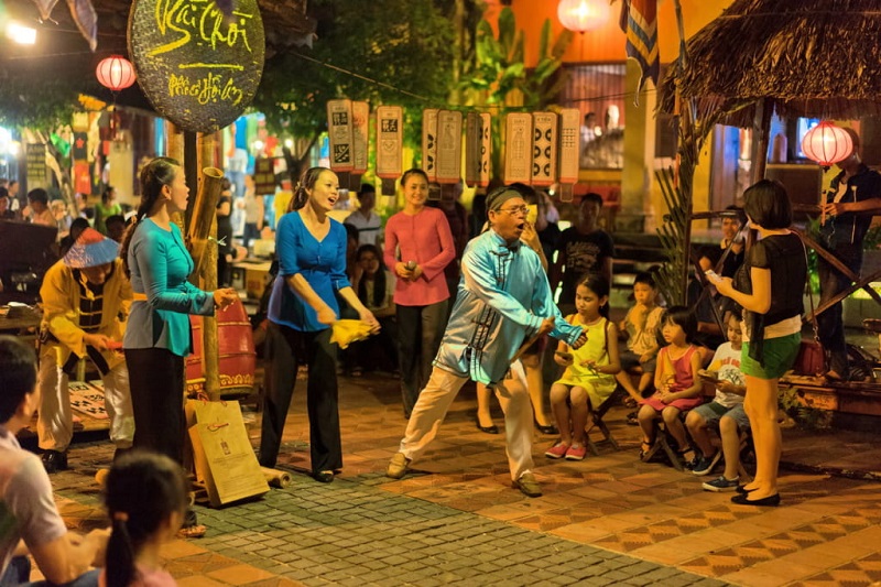 Playing Bai Choi at Hoian night market