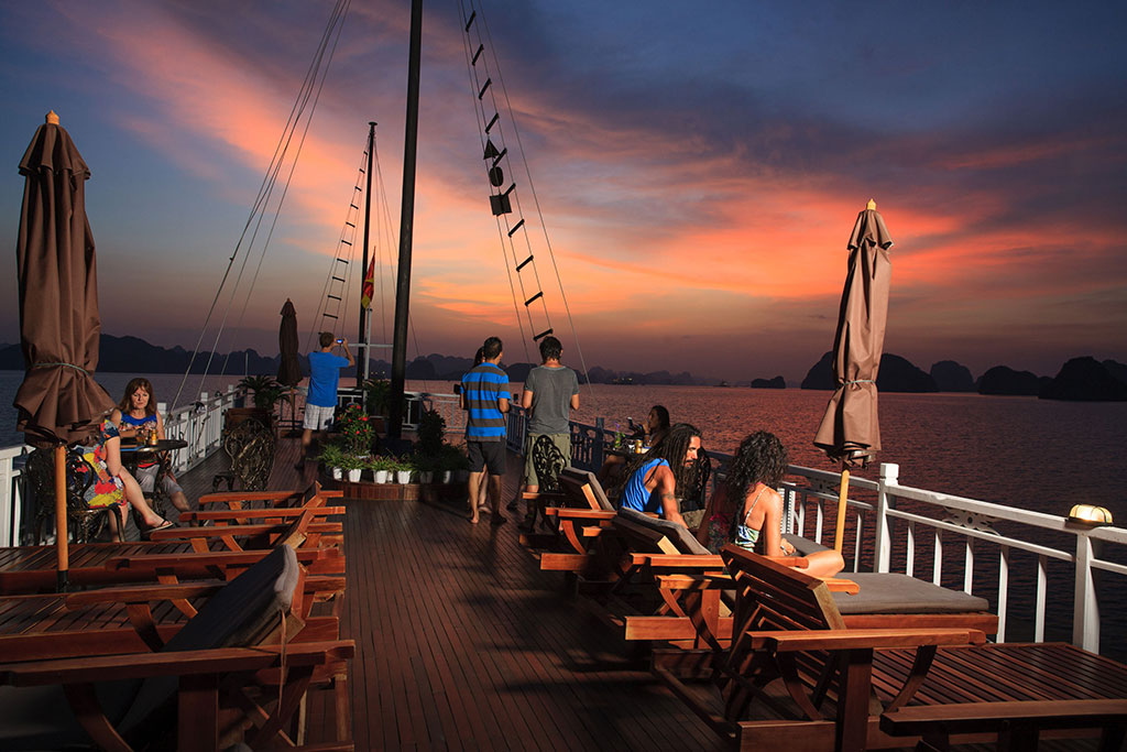 Sunset - Best things to do in Halong Bay