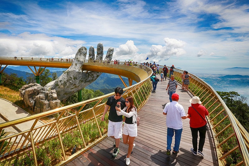 transfer from Ho Chi Minh City to Da Nang golden bridge