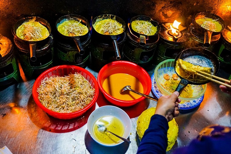 Banh Xeo (Vietnamese Pancake) making
