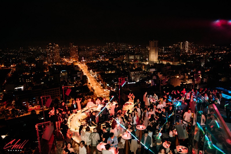 Chilling at top 5 hottest rooftop bar in Saigon 