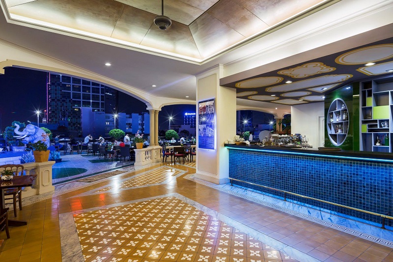 Chilling at top 5 hottest rooftop bar in Saigon Rex Rooftop Garden Bar