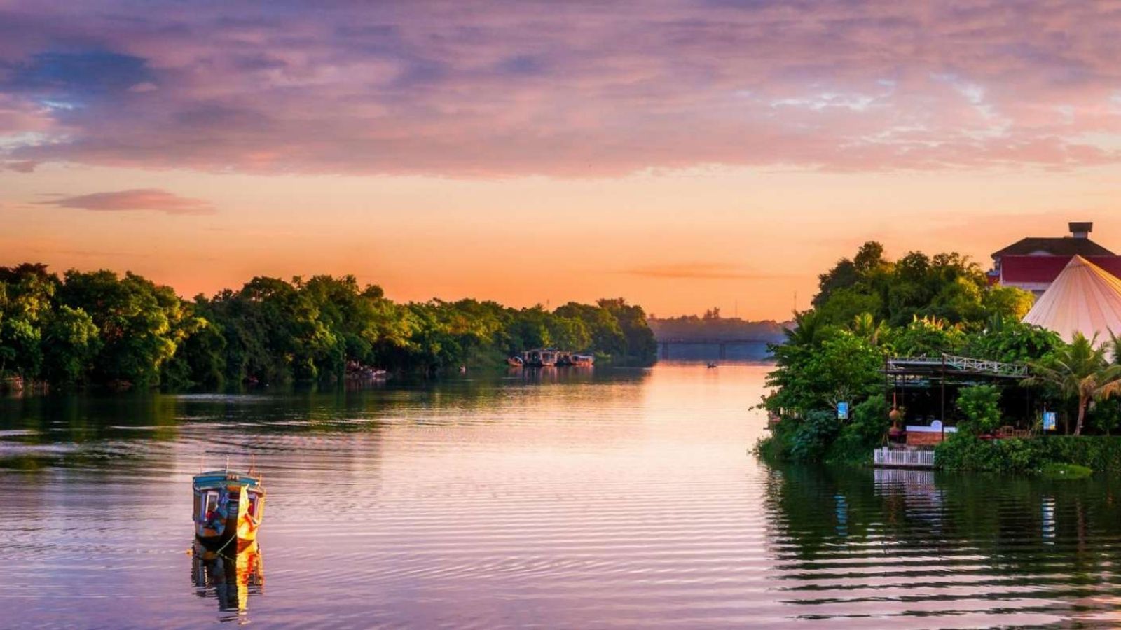 cruise and listen Hue traditional music on Perfume river
