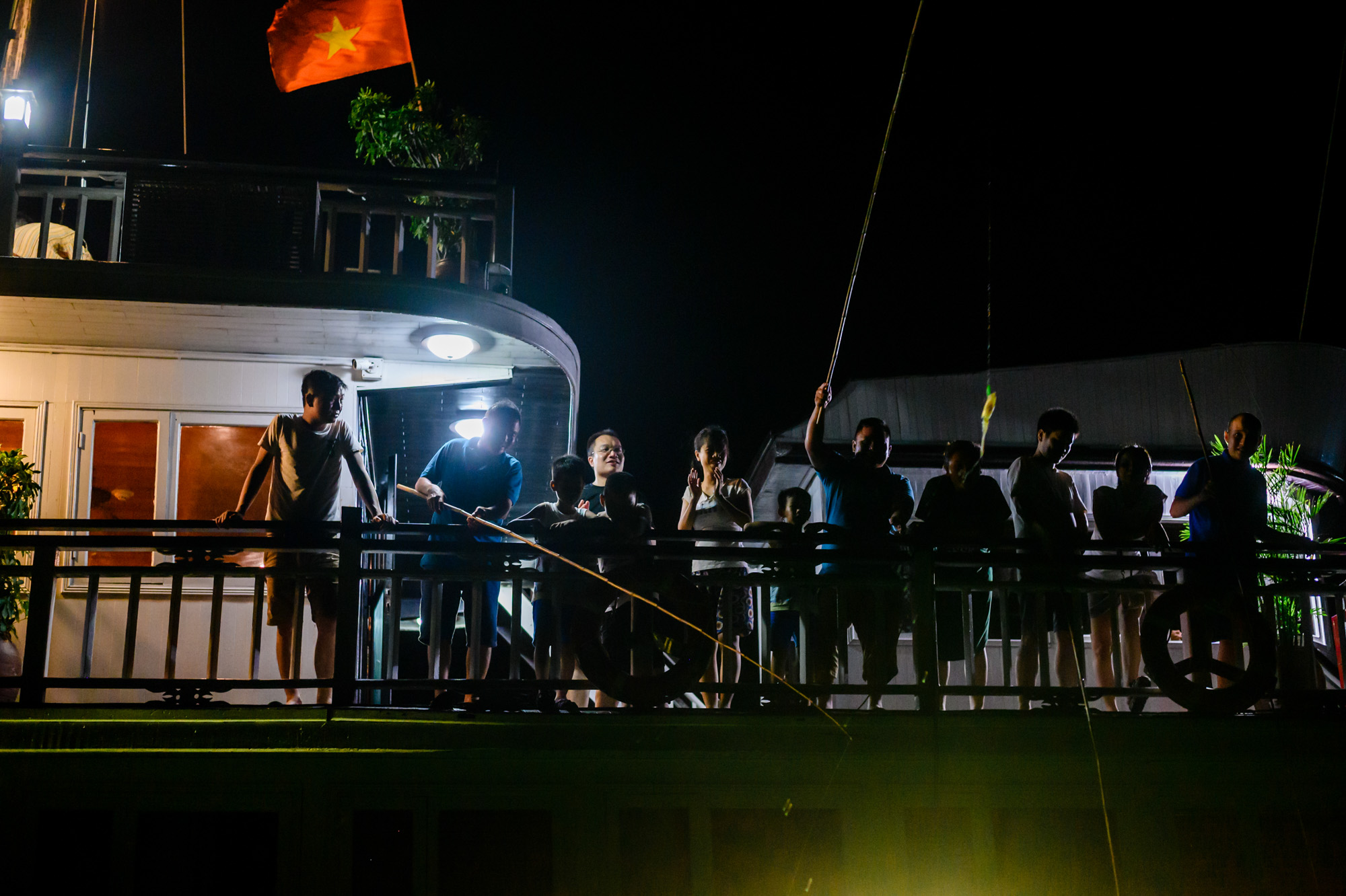 Enjoy squid fishing together