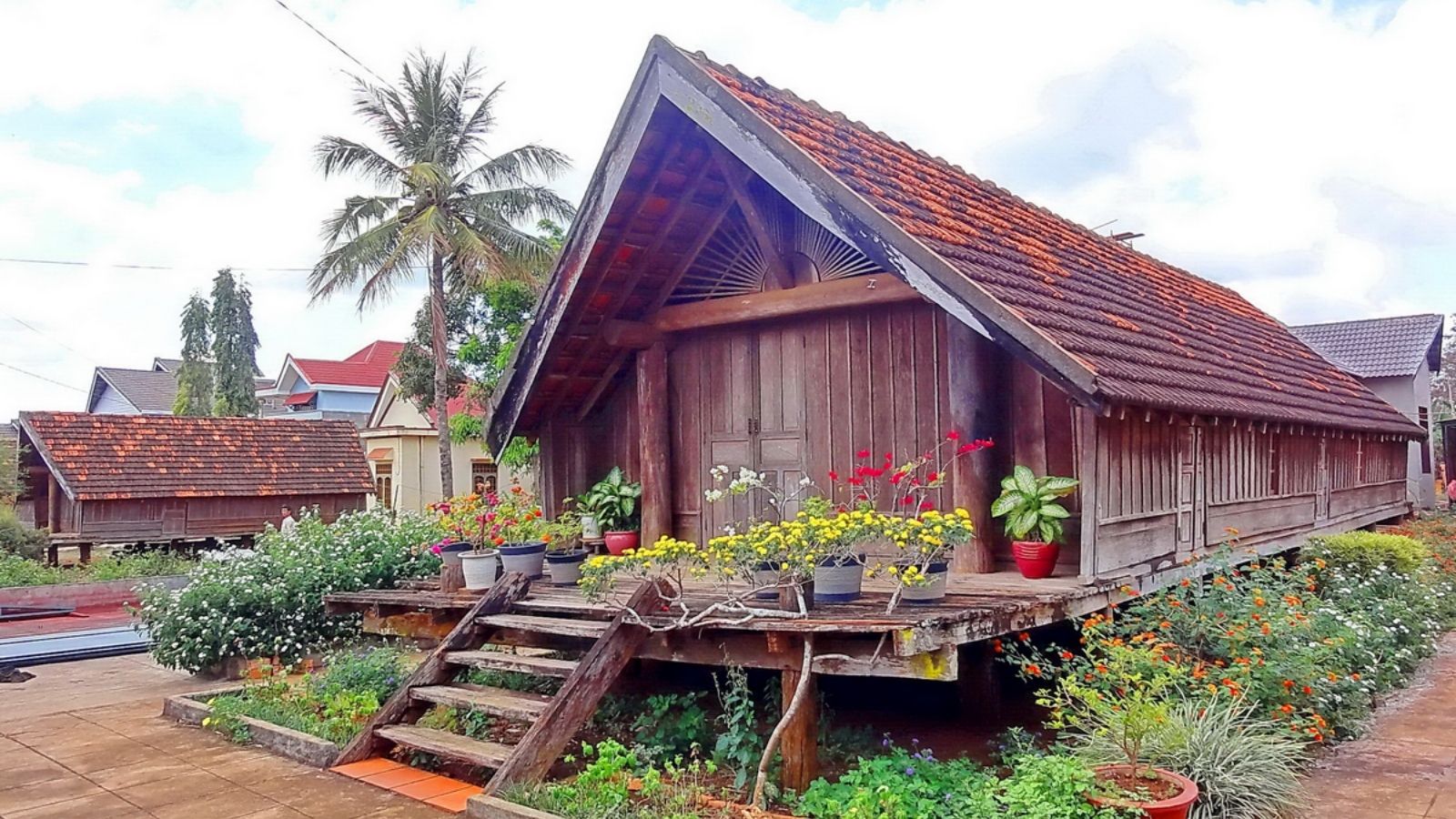 beautiful traditional wooden long houses in Ako Dhong Eden Village