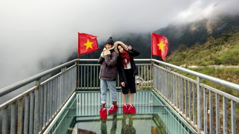 Take self&iacute;e at Sapa Glass Bridge