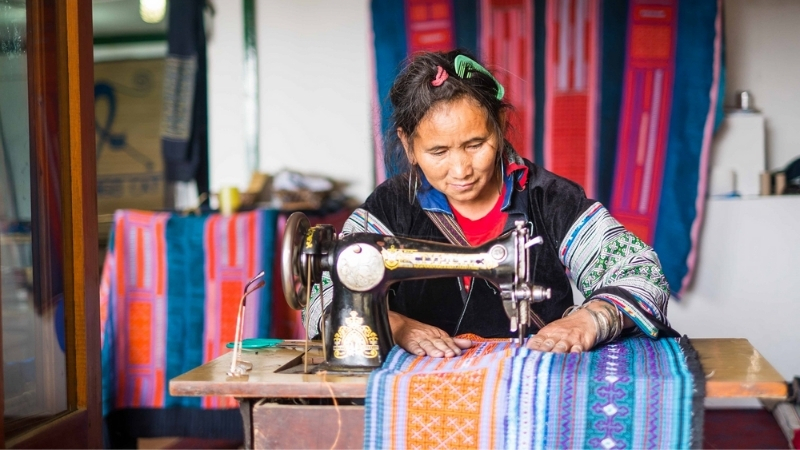 &nbsp;H&rsquo; mong sewing class in Sapa