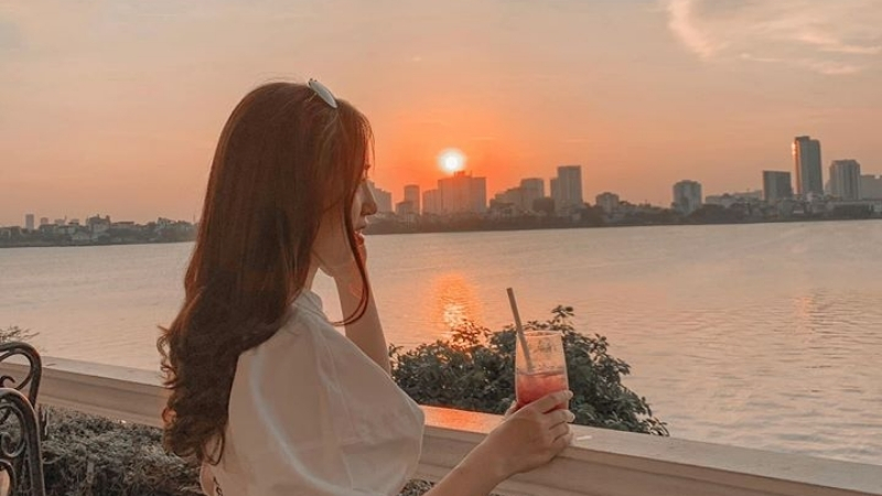 See sunset & sunrise from roof top cafe