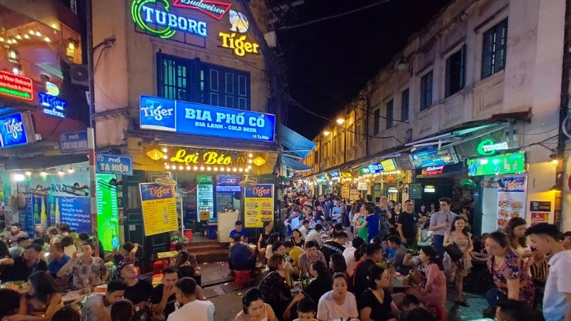 Drinking Bia Hoi at Hanoi Night walking street
